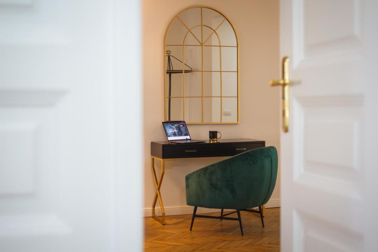 Unique Experience At Rimanoczy Palace Oradea Ngoại thất bức ảnh